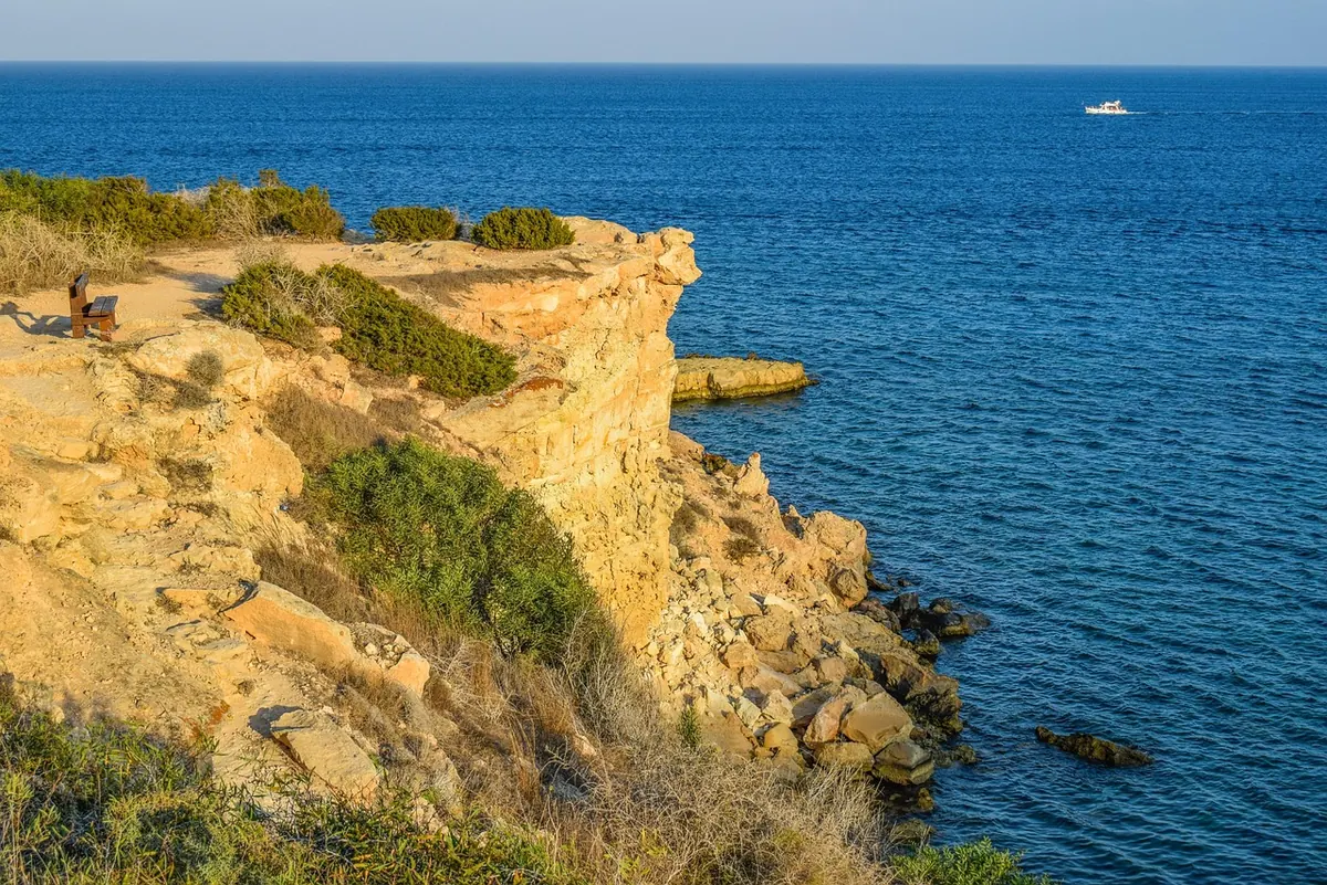 Coastal Path vs Moorland Walk: Which UK Day Hike Suits You?